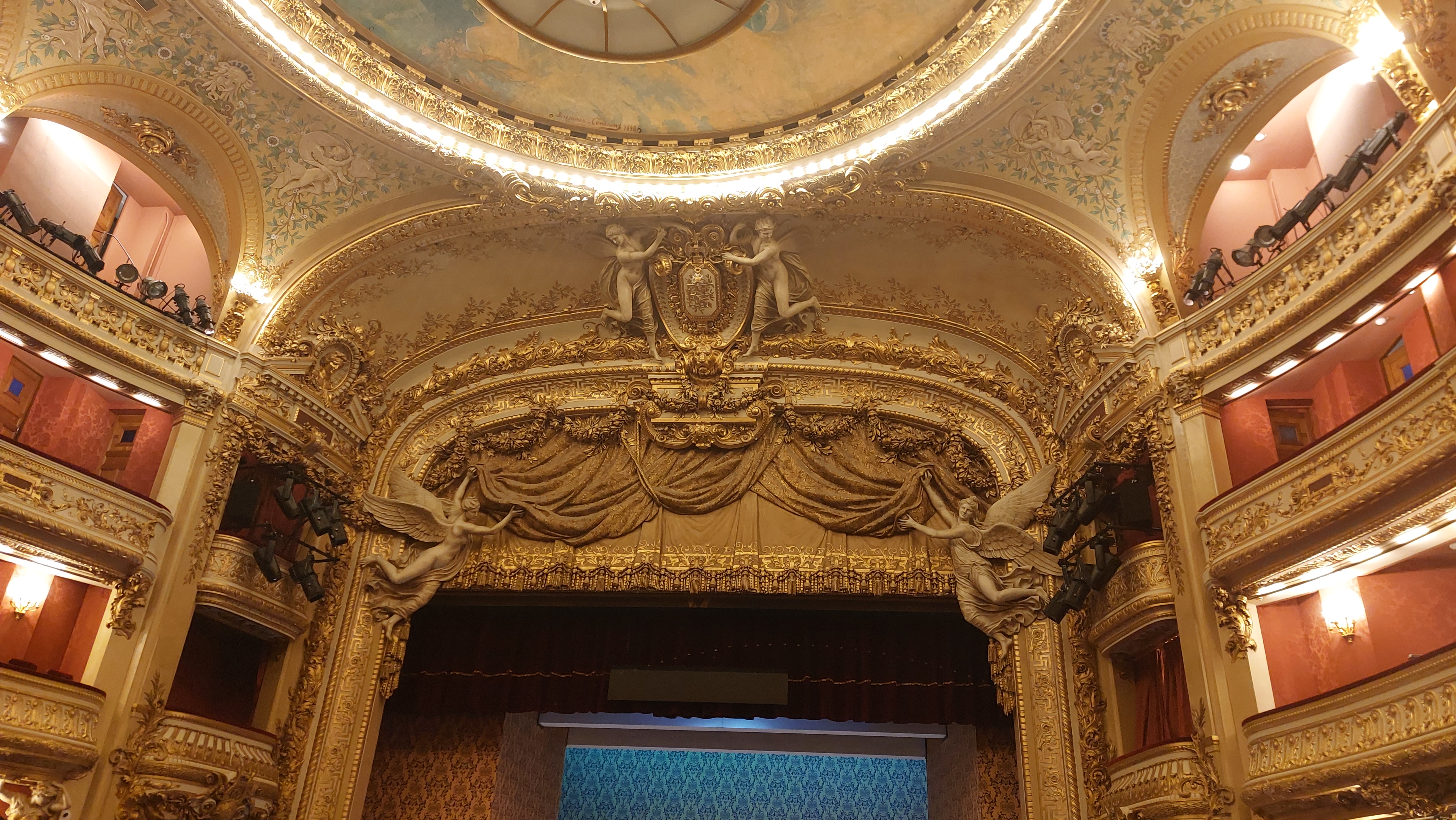L'avant-scène dorée et les loges de la salle de l'Opéra Comique